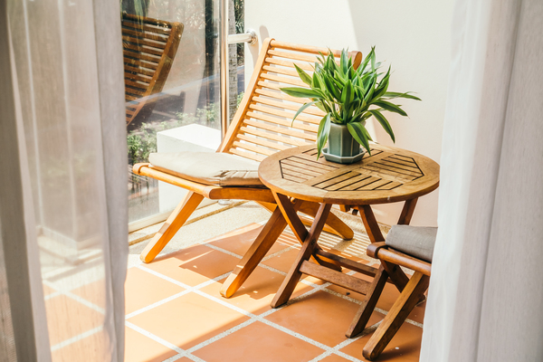 holzmöbel auf balkon